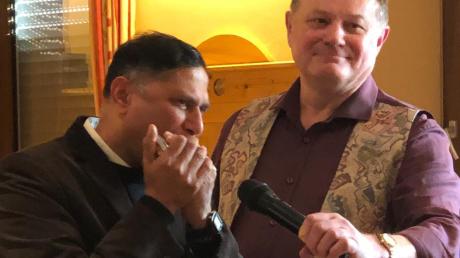 Pfarrer Norman D’Souza spielte auf seiner Mundharmonika – unterstützt von Chorleiter Konrad Eser.  	