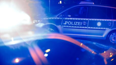 Neu-Ulm - Verkehrsunfall - Unfall - PKW - Blaulicht - Polizei Einsatz - Rettungskräfte am Unfallort - Symbol - Symbolfoto - Symbolbild