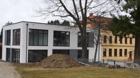 Die Sanierung des alten Kindergartens in Emersacker geht in die Zielgerade. Bald werden für die drei Gruppen großzügige und moderne Räumlichkeiten zur Verfügung stehen. 	