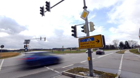 Lange Zeit war die Kreuzung zwischen Biburg und Horgau an der ehemaligen B10 eine der gefährlichsten Kreuzungen im Landkreis, es kam zu teils schlimmen Unfällen. Inzwischen staut sich zu Stoßzeiten der Verkehr. 	