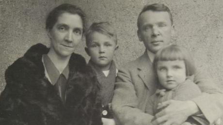 Das Bild zeigt den Widerstandskämpfer Theodor Haecker und seine Familie. Es wurde um 1920 in München aufgenommen.  	