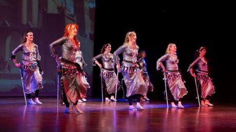Fantasievolle Kostüme brachten die Tänzerinnen der Orientshow von Sabuha Shahnaz auf die Bühne der Stadthalle Gersthofen.  	