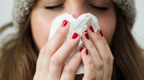Wer hustet oder niest, soll Mund und Nase mit einem Papiertaschentuch bedecken, das danach entsorgt wird. Anschließend sofort Hände waschen. 