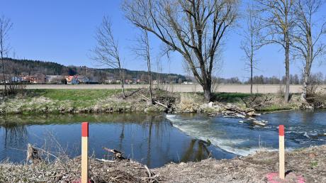 Zum Schutz vor Hochwasser wird die Schmutter bei Westendorf derzeit renaturiert. Es entstehen zwei neue Flussschleifen und ein 700 Meter langer Hochwasserschutzdeich.  	