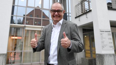 Daumen hoch! Michael Wörle bleibt für weitere sechs Jahre Chef im Gersthofer Rathaus. Für die CSU spricht das Ergebnis aber nicht unbedingt für den Bürgermeister.