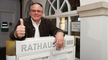 Edgar Kalb bleibt Bürgermeister in Dinkelscherben. Mit 54,8 Prozent der Stimmen wurde er am Sonntagabend wiedergewählt. 