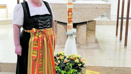 Stolz zeigt Susanne Hurler die Ellgauer Osterkerze für St. Ulrich, die sie gestaltet hat. 	