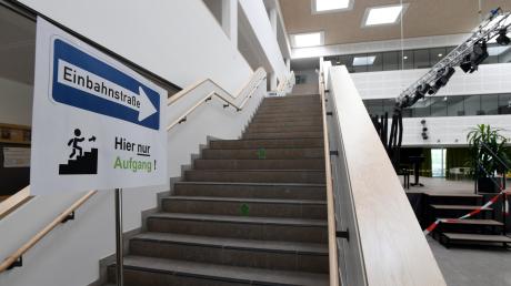 Die sogenannte "Himmelsleiter" genannte Treppe in der FOS/BOS in Neusäß führt für die Schülerinnen und Schüler bis zum Fachabitur oder Abitur. Die Prüfungen beginnen am Mittwoch.