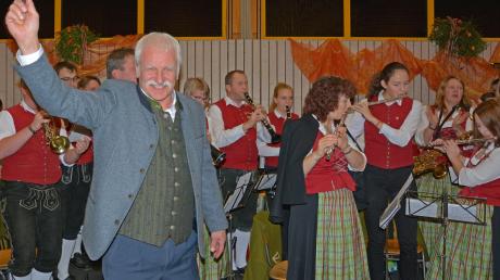 An seinem 60. Geburtstag dirigierte Bernhard Walter die Blaskapelle des Musikvereins Altenmünster. Jetzt übergibt er den Taktstock an Florian Mair.	
