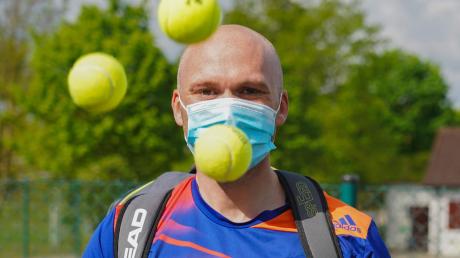 Fabian Mehring mit Maske vor gesperrter Tennisanlage. 	