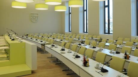 Im Sitzungssaal des Landratsamts Augsburg sitzen zwei neue Abgeordnete.