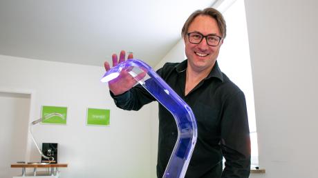 Daniel Nusser ist Produktdesigner und bringt mit seiner Marke Mupun Design eine Lampe auf den Markt, die mit berührungslosen Gesten gesteuert wird. 