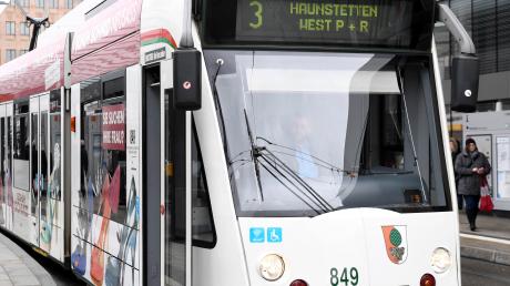  Mit einer Straßenbahn ist ein 65-jähriger Autofahrer am Dienstag in Stadtbergen kollidiert.