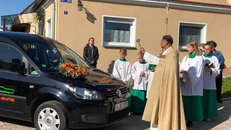 Im Oktober 2019 segnete Pfarrer Norman D’Souza, der Leiter der Pfarreiengemeinschaft Nordendorf-Westendorf, das behindertengerechte Fahrzeug des Vereins für die ambulante Krankenpflege Holzen und Umgebung.  	
