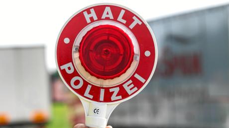Die Polizei hat in Obenhausen einen Skateboard-Fahrer gestoppt.