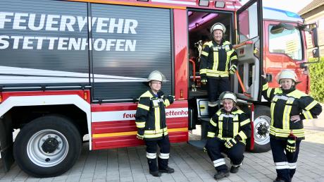 Lebenserfahrung, Begeisterung und Know-How (von links): Despina Kougioumtzidou, Marie-Luise Kügler (stehend im Wagen), Karin Gigl und Gabriele Fuhr bringen alles mit, was bei der Freiwilligen Feuerwehr zählt. 