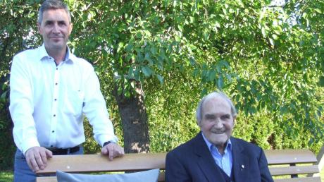 Alfons Kastner (rechts) feierte in Mödishofen seinen 90. Geburtstag. Unter den Gratulanten war auch Bürgermeister Willi Reiter. Er brachte als Geschenk der Gemeinde eine Gartenbank mit. 