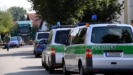 Großeinsatz der Polizei in einem Wohngebiet im August 2019: Der Pfeilschütze von Nordendorf verletzte damals zwei Männer grundlos auf offener Straße und steht nun in Augsburg vor Gericht.