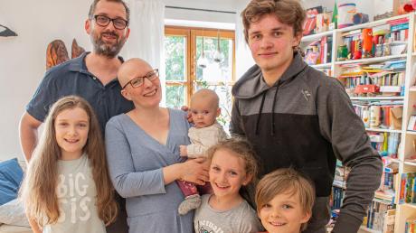 Anika Schwarz mit ihrem Mann Fabian und den Kindern (von links) Nora, Frieda, Pia, Gabriel und Henry. 	