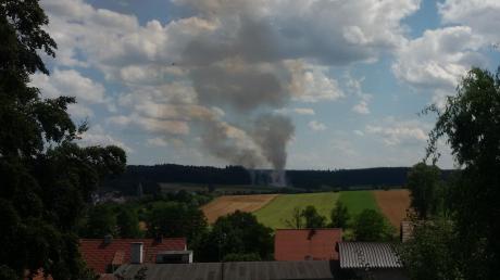 Ein Mähdrescher war der Grund für ein Feuer auf einem Feld bei Tronetshofen am Dienstag.