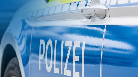 Ein Lkw-Fahrer war in Wiedergeltingen im Kühler seines eigenen Aufliegers gefangen.
