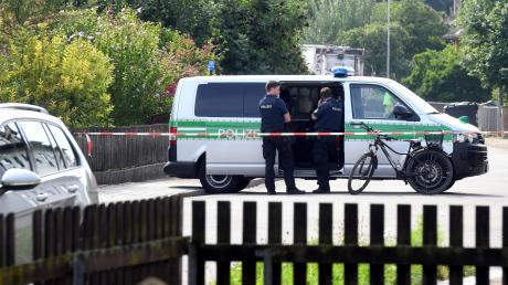 Ein großes Polizeiaufgebot riegelte im August vor einem Jahr den Tatort in Nordendorf ab. Dort schoss ein Mann mit Pfeilen auf Unbeteiligte. 