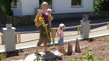 Katrin Reif macht mit Töchterchen Marleen (9 Monate) und der zweijährigen Mia den Testlauf durch den Vorgarten. Der ist eine Station auf dem Märchenweg 2020, der aktuell in Allmannshofen besucht werden kann.  	