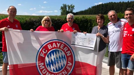 Übergabe der Spende an den Ehrenpräsidenten des Gablinger Bayern-Fanclubs (von links): Gerald Eser, Annelies und Rudi Tausend, Karina, Helmut und Felix Ruf. 