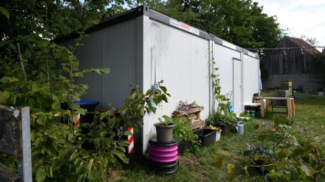 Diese drei Container wurden von der Gemeinde Emersacker als Notunterkunft für eine Familie aufgestellt, die beinahe obdachlos wurde.  	