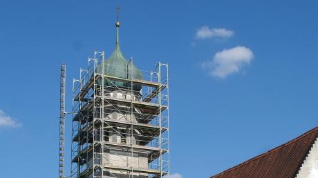 Blick auf die Kirchturmkugel vor dem Abmontieren durch die Spengler. Schon zeitnah wird die renovierte Kugel mit neuem Inhalt an ihren ursprünglichen Platz zurückkehren. 	