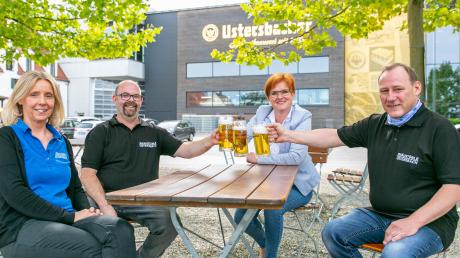 Servicekraft Angela Müller (links), Koch Martin Weigl, Brauereichefin Stephanie Schmid und Pächter Thomas Hebenstiel stoßen gemeinsam im neu angelegten Biergarten in Ustersbach an. 