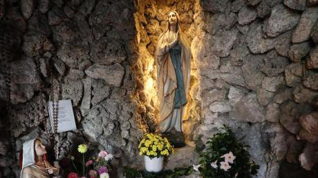 Vielleicht haben die Muttergottes und die heilige Bernadette schon so manchem geholfen. Nun wurde ihnen in der Grotte in Scherstetten „geholfen“. 	