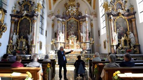 Ferdinand Reithmeyr wechselte sich mit dem Organisten Peter Bader ab. Auf ein Orgelstück folgten Informationen zur Kirche und Altären.  	
