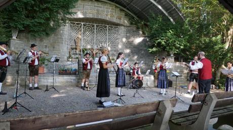 Der Musikverein Fischach lud in kleiner Besetzung zur „Mini-Serenade“ in Wollmetshofen ein. 	