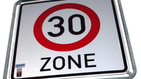 Eigentlich empfiehlt die Verkehrsbehörde eine Tempo-30-Zone an  Birkenstraße/Römerringe in Holzheim - ein Diskussionthema in der Gemeinde.