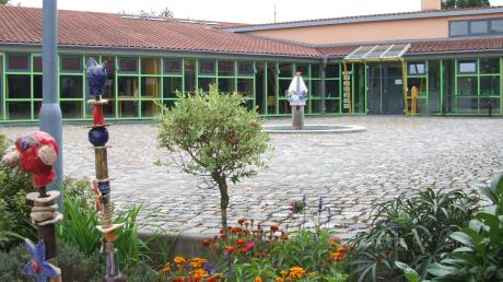 Im Rahmen des Gemeindeentwicklungskonzepts für Ustersbach fand der geplante Standort des Kindergarten-Neubaus im Bereich östlich der Schule die meisten Befürworter. 	