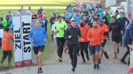 Beim Sieben-Hügel-Lauf in Biberbach vor zwei Jahren nahmen 140 Sportler drei neue Strecken in Angriff.