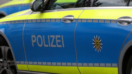 Die Polizei sucht nach Zeugen. In Altenmünster hat jemand einen Pfosten angefahren und ist geflohen.