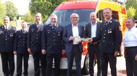 Während des Festaktes wurde offiziell der neue Mannschaftstransportwagen an die Feuerwehr übergeben. 