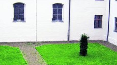 Ein einfacher Schalenbrunnen (hier im Entwurf) soll den Kreuzgarten des Klosters Thierhaupten aufwerten. Mit dem Entwurf wurde der Künstler Rupert Fieger aus Eichstätt beauftragt. Foto: Walter Herb