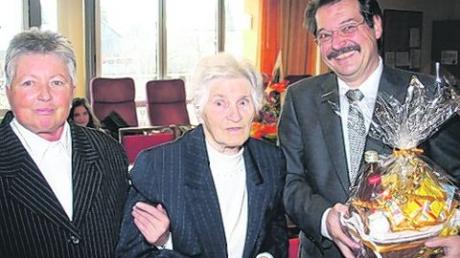 Auguste Noack (Mitte) feierte ihren 90. Geburtstag. Tochter Annegret und Meitingens dritter Bürgermeister Werner Grimm gratulierten. Foto: Peter Heider