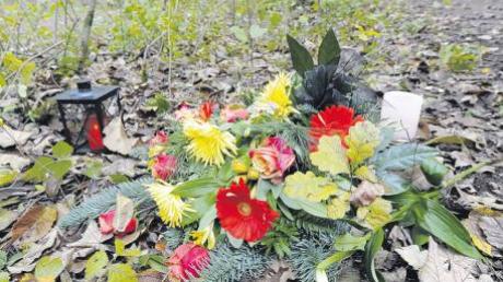 Blumen und Kerzen im Wald: An diesem Kiesweg mitten im Siebentischwald ereignete sich die tödliche Schießerei. Bekannte haben dort Blumen und Kerzen niedergelegt. 