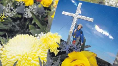 Mathias Vieth war ein begeisterter Bergsteiger. Freunde legten gestern am Grab ein Gebinde mit einem Bild des getöteten Polizisten nieder.  