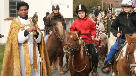 Mit dem Reliquiar des Heiligen Leonhard segnete Pater Geesan Ponthempilly Pferde, Ponys und sowie ihre großen und kleinen Reiter beim Leonhardiritt in Apfeltrach. 