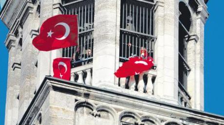 Es mangelt an interkultureller Kompetenz von Türken gegenüber den Deutschen. Türkische Flaggen auf dem Perlach empfanden viele als Provokation – Türken und Deutsche.