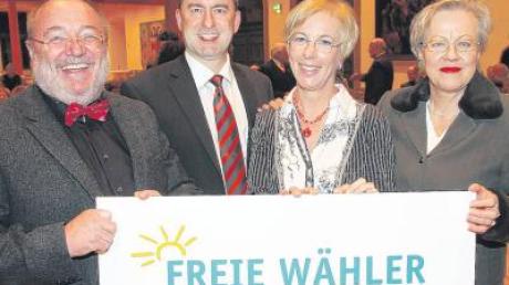 Freie Wähler unter sich: die Stadträte Rainer Schönberg (1. v. l.), Regina Stuber-Schneider (3. v. l.) und Rose-Marie Kranzfelder Poth mit ihrem Landesvorsitzenden Hubert Aiwanger.  