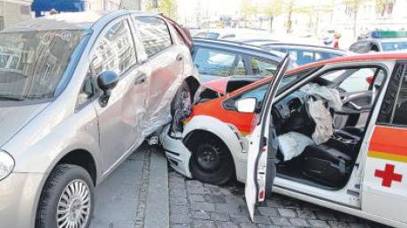 Insgesamt sechs Autos waren in einen Unfall gestern Mittag in der Volkhartstraße verwickelt.  