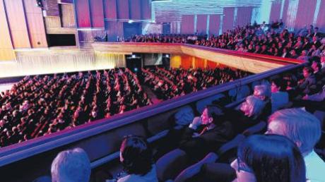 1200 geladene Gäste im großen Saal der Kongresshalle erlebten nicht nur die offizielle Wiedereröffnung, die von den Augsburger Philharmonikern gestaltet wurde, sondern sahen auch die neuen Lichteffekte im großen Saal. 