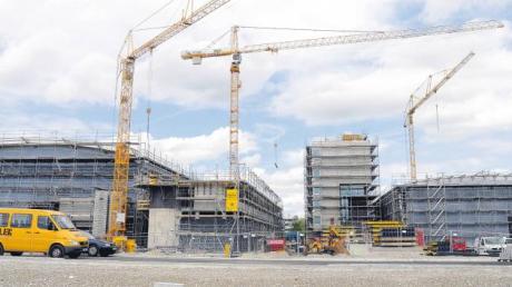 Auf dem Innovationspark geht es voran: Die Neubauten des Deutschen Zentrums für Luft- und Raumfahrt (DLR) und der Fraunhofer-Gesellschaft (rechts) wachsen in die Höhe. Die Bauten sollen im November fertig sein. Der Bezug ist für das erste Quartal 2013 vorgesehen. 