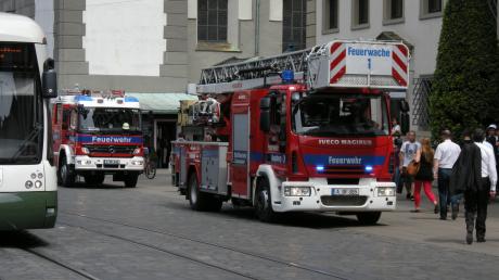 Zahlreiche Feuerwehrautos sammelten sich vor dem Rathaus.